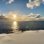 Oceanview Mini-house - Stunning Views Ramberg