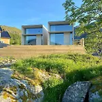 Oceanview Mini-house - Stunning Views * Ramberg